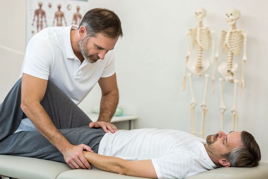 Массаж при артрозе тазобедренного сустава: основы и механизмы